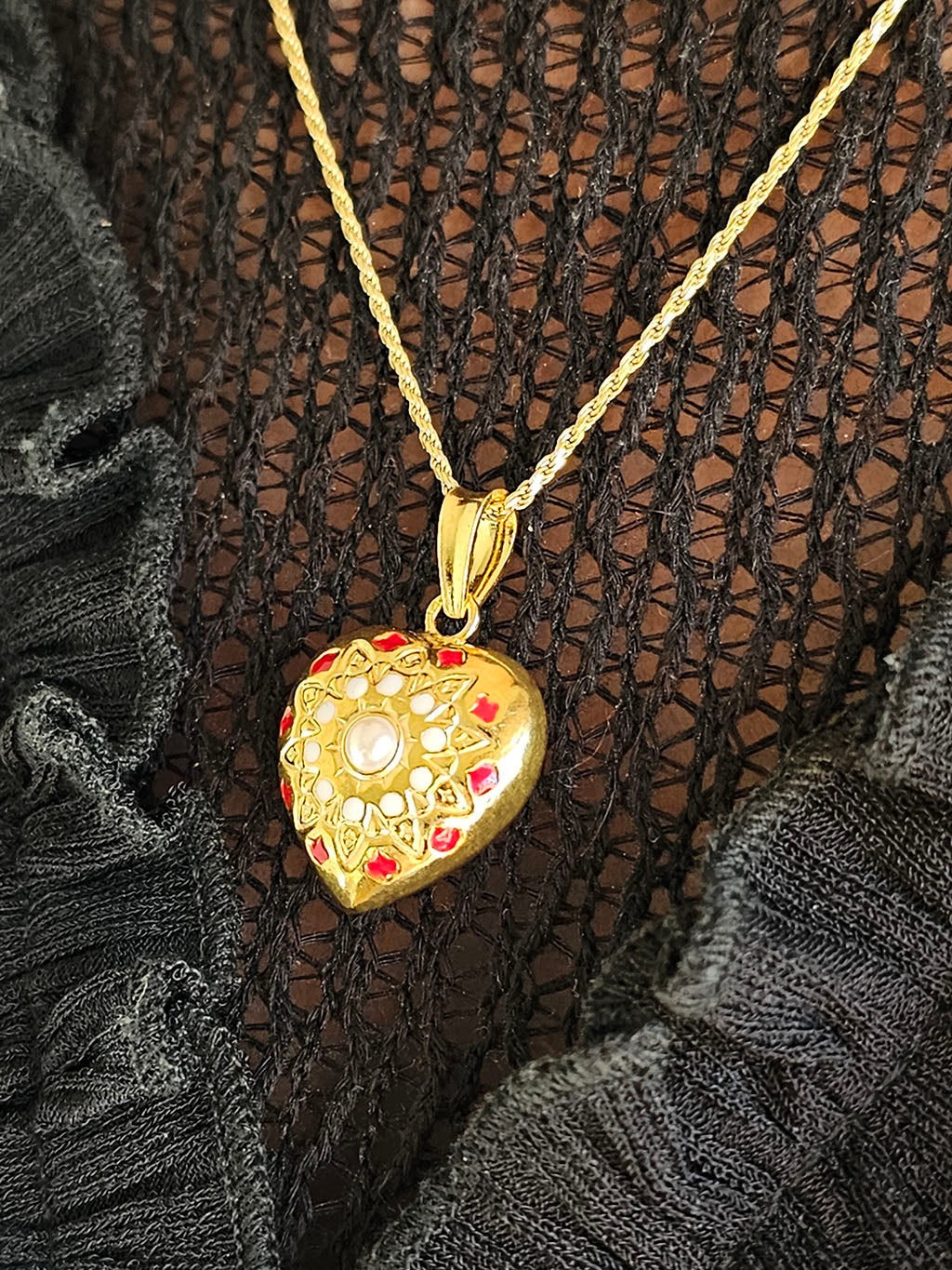 Medalha Coração Barroco com Pérolas e Esmalte