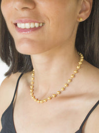 Conjunto Colar Contas de Viana e Coração de Viana em modelo