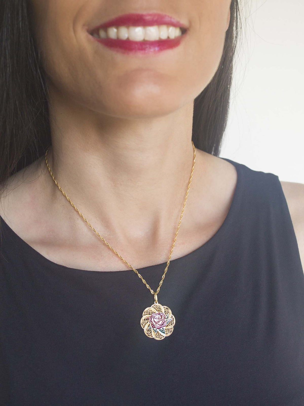 Medalha Rosa com Esmalte – Ouro 9k / Ouro 19k