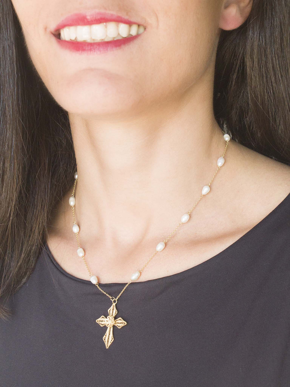 Colar Pérolas e Cruz em Filigrana (5878102196374)