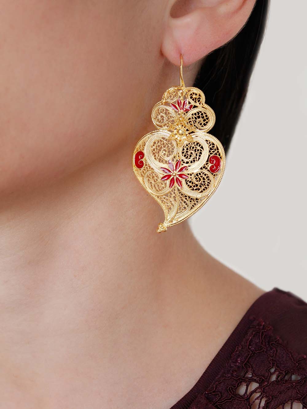 brincos fatal em filigrana com esmalte vermelho (9942163025)